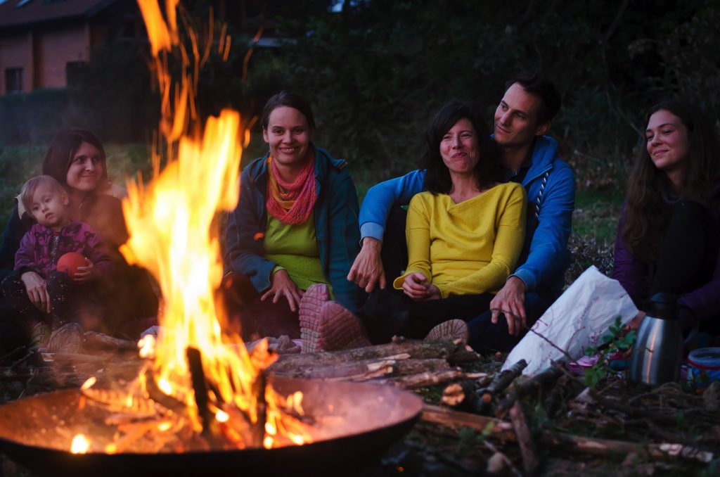 Auenweide-Mitglieder sitzen ums Lagerfeuer